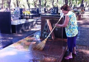 Movimento é grande no cemitério municipal de Maringá para reformas e limpeza de túmulos antes do Dia de Finados